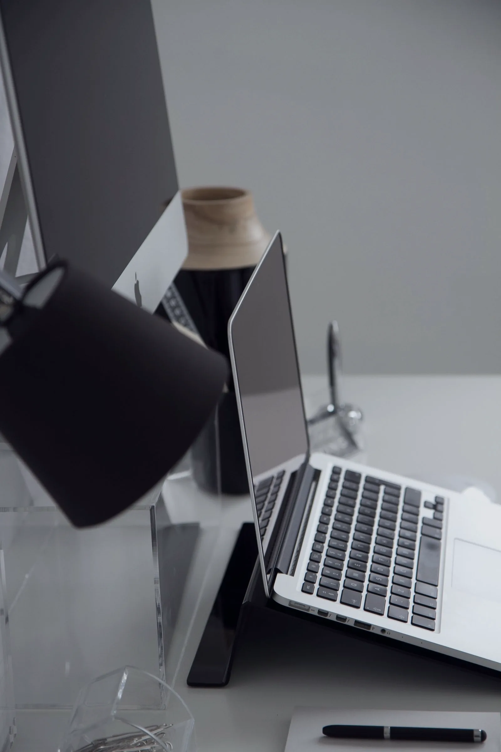 Espace de travail moderne et épuré dans un cabinet de conseil