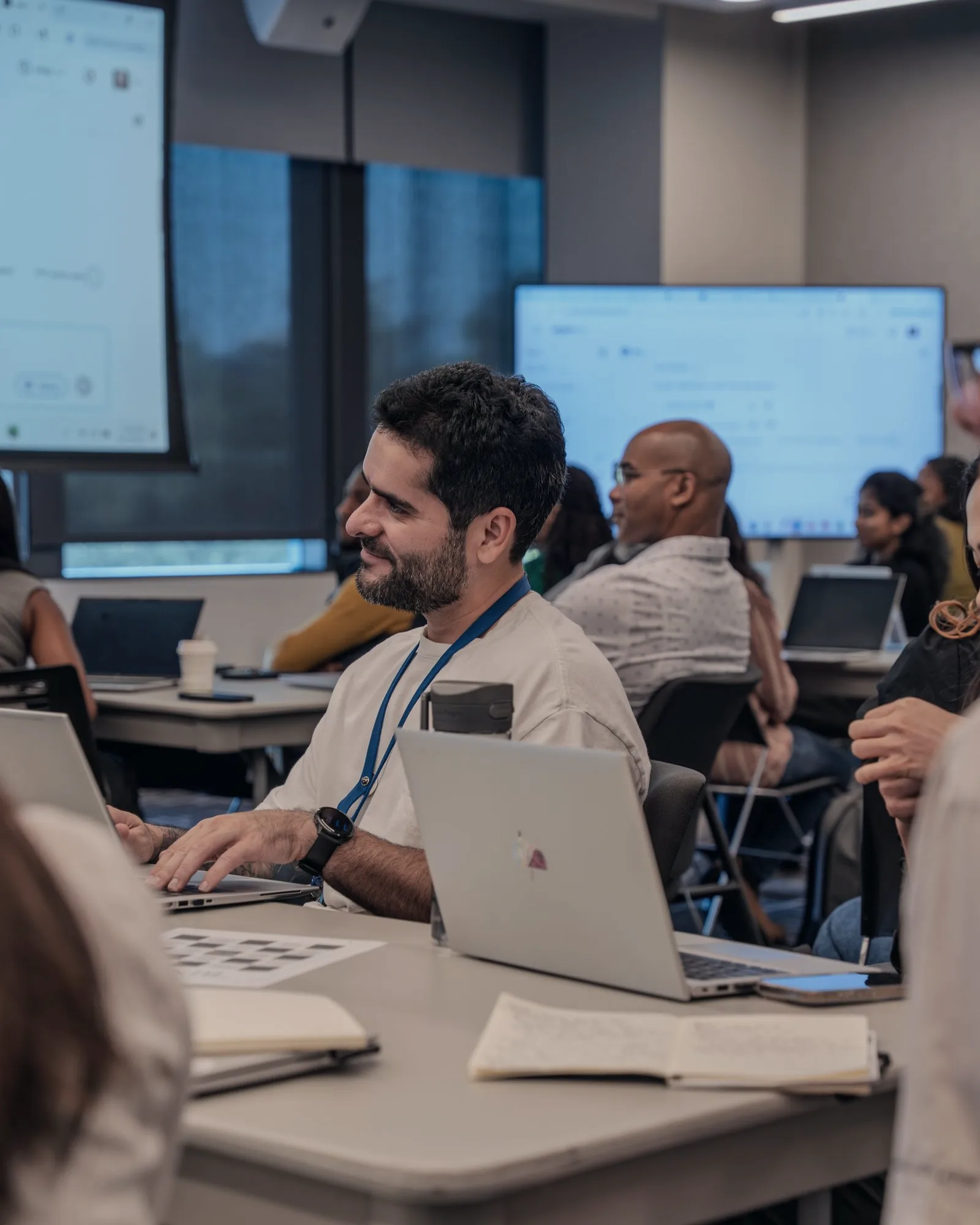 Session de formation professionnelle en équipe sur ordinateurs