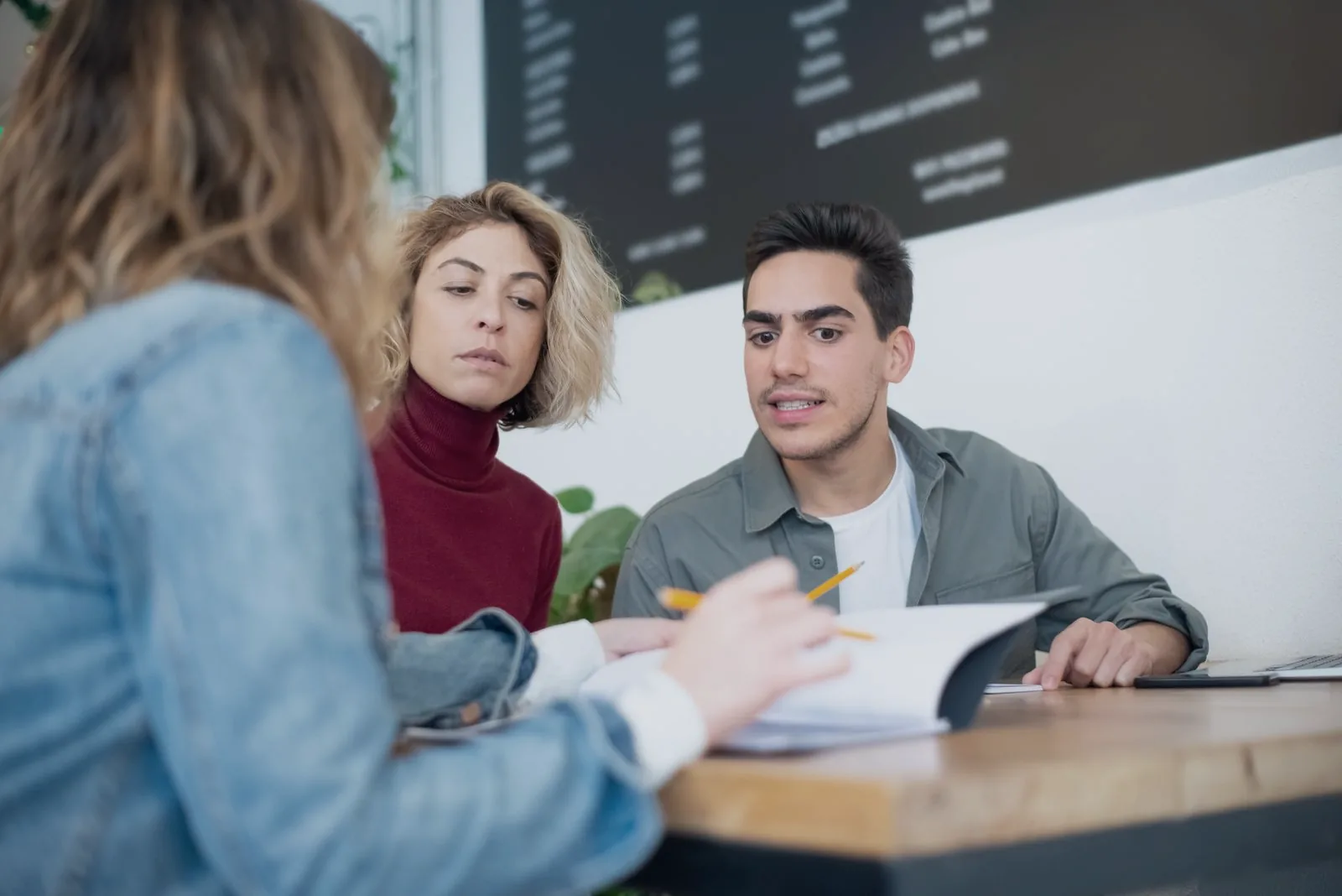 Échange professionnel autour d'un projet de gestion d'entreprise
